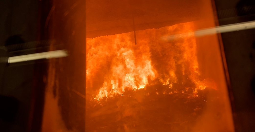 Aus dem Bunker wird der Kehricht im Viertelstundentakt in den Ofen gegeben, wo die Abfälle bei rund 1'000 °C verbrennen.