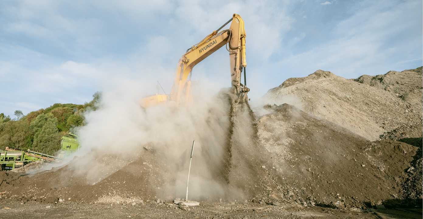 Die Überreste der Verbrennung - die sogenannte Schlacke - werden schliesslich in Jaberg deponiert. Davor werden aber noch so viele mitentsorgte Metalle wie möglich zurückgewonnen und wieder dem Recycling zugeführt.