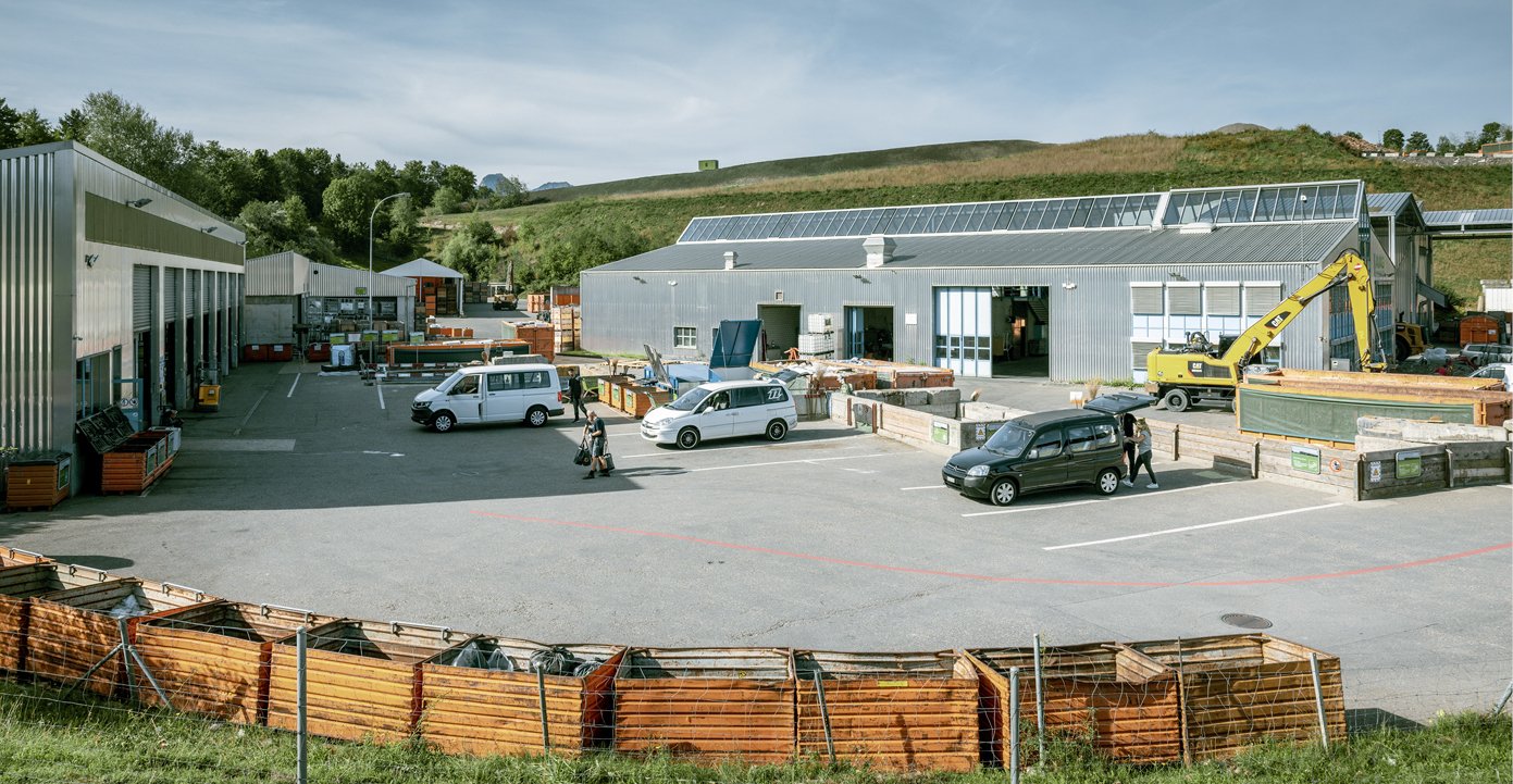 Damit Recycling funktioniert, müssen die verschiedenen Abfallarten strikt voneinander getrennt werden. Am besten geschieht dies so früh wie möglich; also bspw. bereits beim Sammeln zuhause oder bei der Anlieferung im AVAG-Entsorgungszentrum.