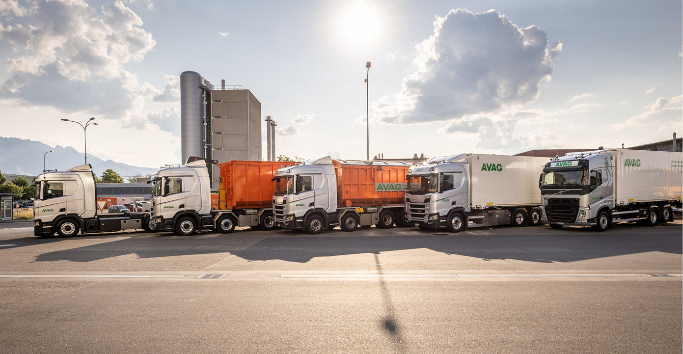 Nach ihrer Sortierung müssen die Abfälle für Ihre Weiterverarbeitung zu spezialisierten Unternehmungen (z.B. Papierfabriken, Glashütten oder Metallwerken) transportiert werden. Damit diese Transporte möglichst effizient erfolgen, unterhält die AVAG unter anderem eine eigene LKW-Flotte.