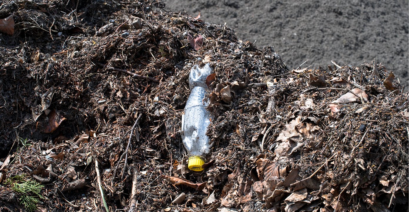 Leider landen zu oft Fremdstoffe im Grüngut. Werden diese nicht rechtzeitig entfernt, verbleiben sie im Kreislauf, werden mit der Zeit zu Mikroplastik und landen schliesslich unwiederbringlich in der Natur - oder über Lebensmittel auf unseren Tellern.