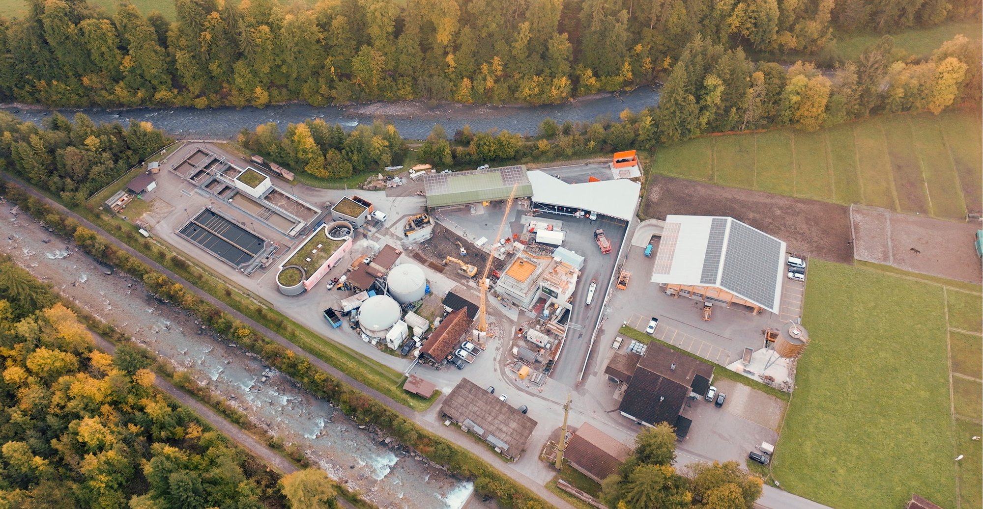Das Entsorgungszentrum Frutigen wurde umgebaut und in vielerlei Hinsicht erneuert. Die Eröffnung erfolgte planmässig im Mai 2026.