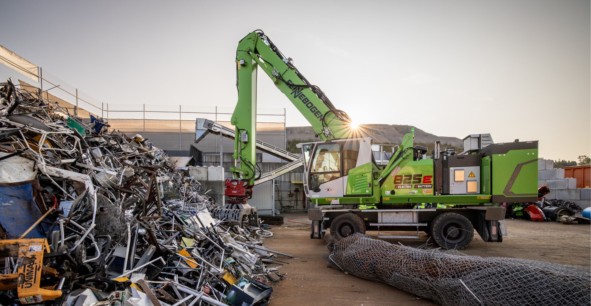 Im Entsorgungszentrum Jaberg wurde ein Elektrobagger zur Beschickung des neuen Metallschredders in Betrieb genommen.