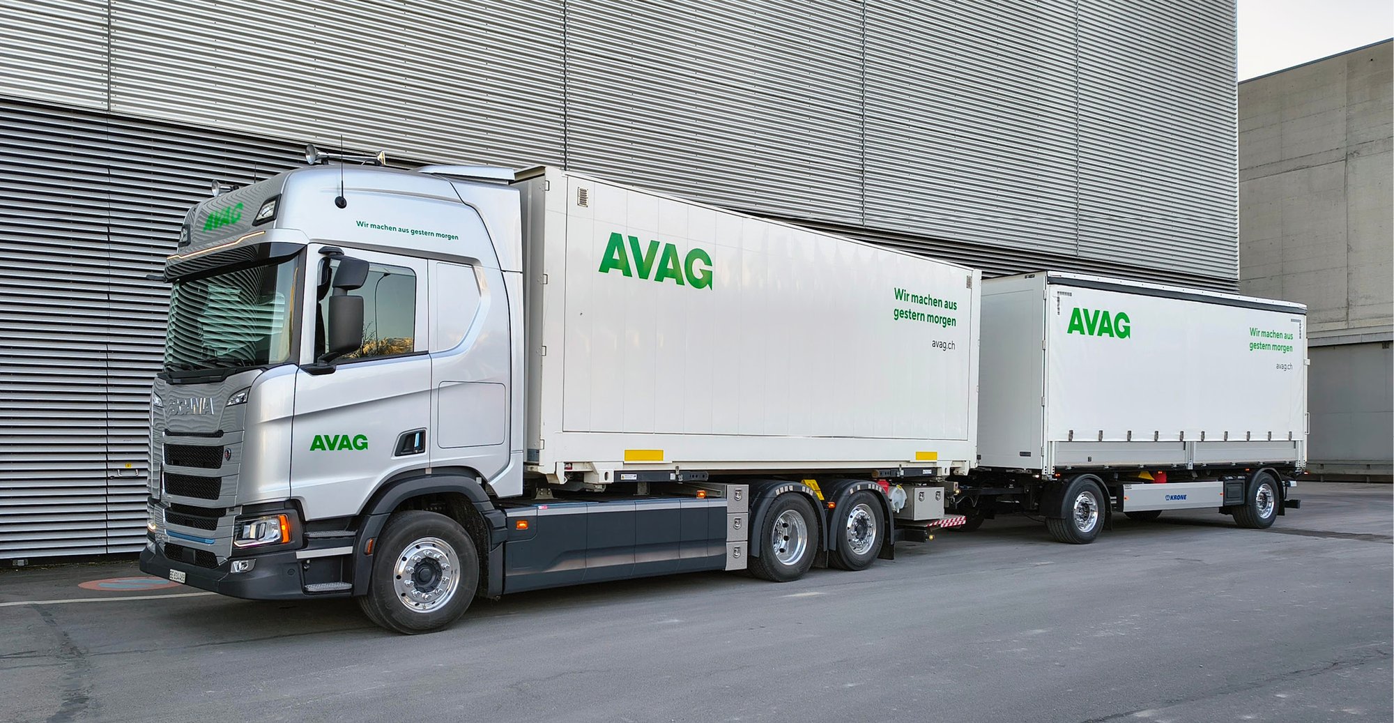 Die AVAG hat ihre LKW-Flotte erstmals um ein elektrisches Fahrzeug erweitert.