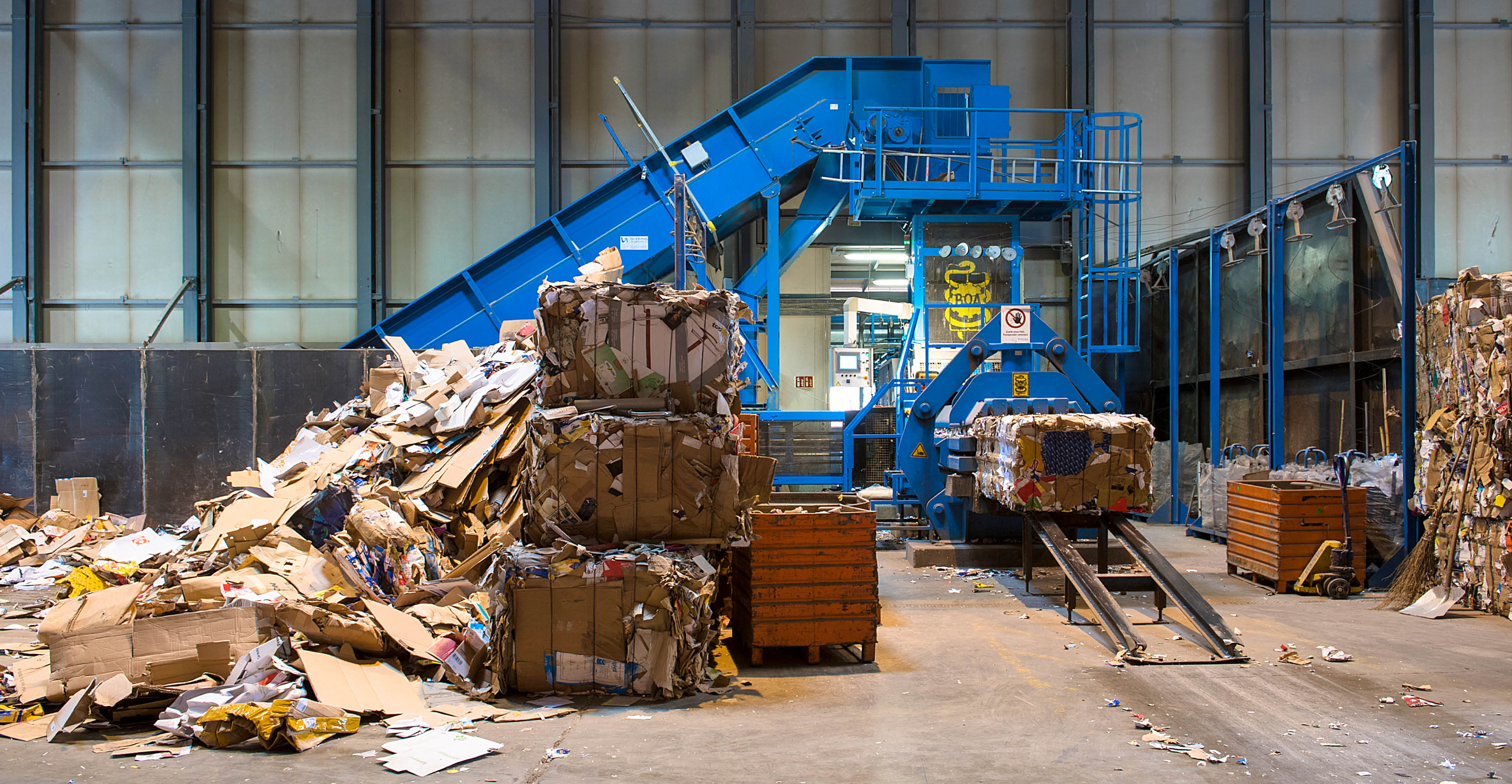 Kartonpresse in der Halle 683