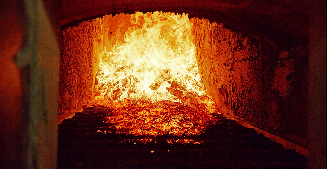 Feuer im Ofen des Biomassezentrums Spiez
