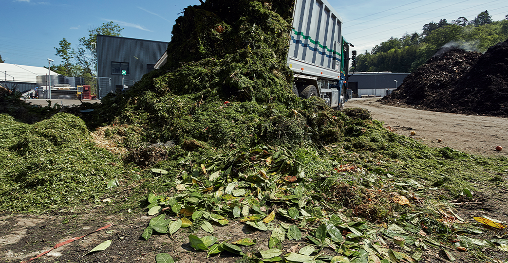 Jährlich werden im Biomassezentrum Spiez mehr als 25'000 Tonnen Grünabfälle angeliefert. Das angelieferte Material besteht bspw. aus Rüstabfällen, Baumschnitt oder aus landwirtschaftlichen Getreideabfällen.