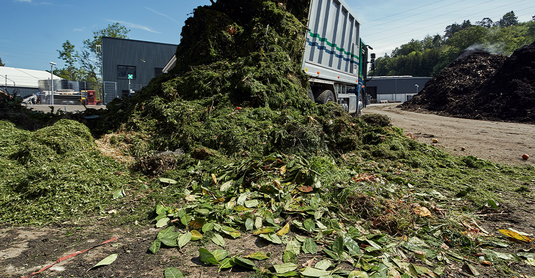 Jährlich werden im Biomassezentrum Spiez um die 25'000 Tonnen Grünabfälle angeliefert. Das angelieferte Material besteht bspw. aus Rüstabfällen, Baumschnitt oder aus landwirtschaftlichen Getreideabfällen.